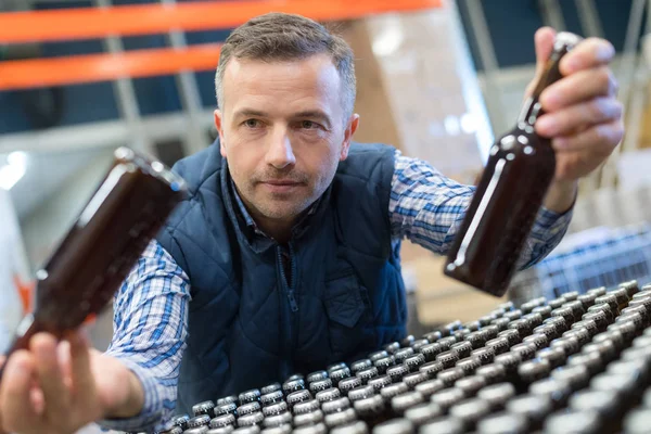 Bir bira fabrikasında çalışan neşeli adam — Stok fotoğraf