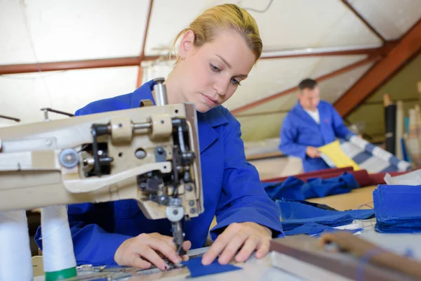 Vrouw naaien in fabriek — Stockfoto