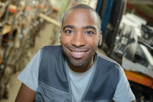 Trabajador posando y sonriendo — Foto de Stock