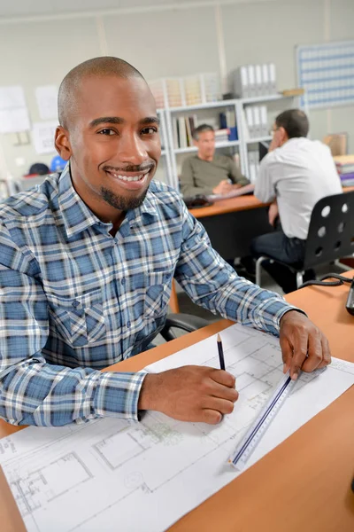 Sorrindo homem trabalhando em planos — Fotografia de Stock