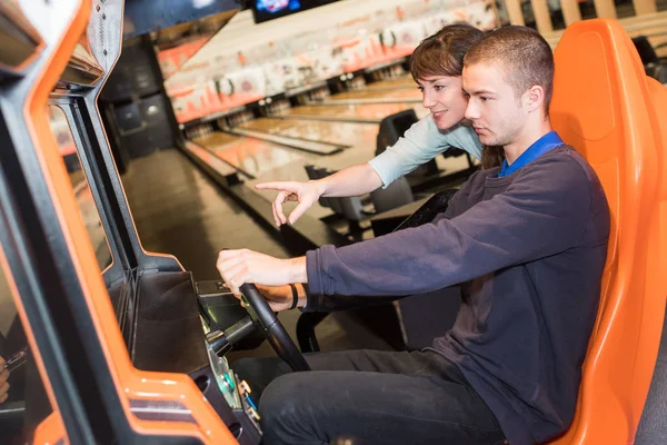 Oyun sürüş tekerlek video oyunu oyun odasında genç Çift — Stok fotoğraf