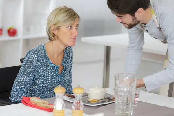 Coppia in cucina a casa — Foto Stock