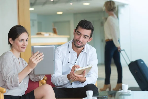 Concepto de internet de espera y tecnología —  Fotos de Stock