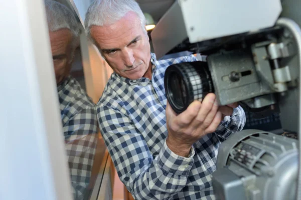 Travailleur senior ajustant la machine sur le site industriel de l'usine — Photo