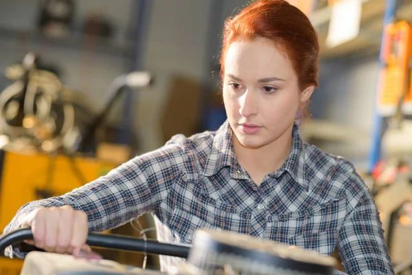 Junge Kunsthandwerkerin fertigt Objekte in Werkstatt — Stockfoto