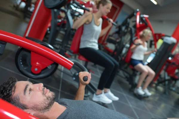 Spor salonunda egzersiz ve ağırlık kaldırma insanlar — Stok fotoğraf