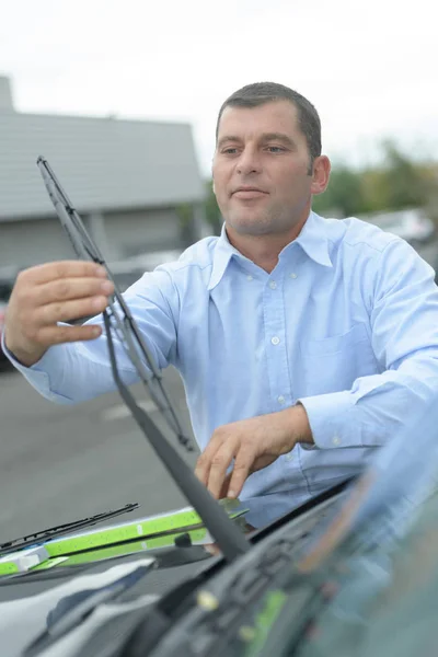 Mecánico poniendo nueva cuchilla de limpiaparabrisas en camión de clientes — Foto de Stock