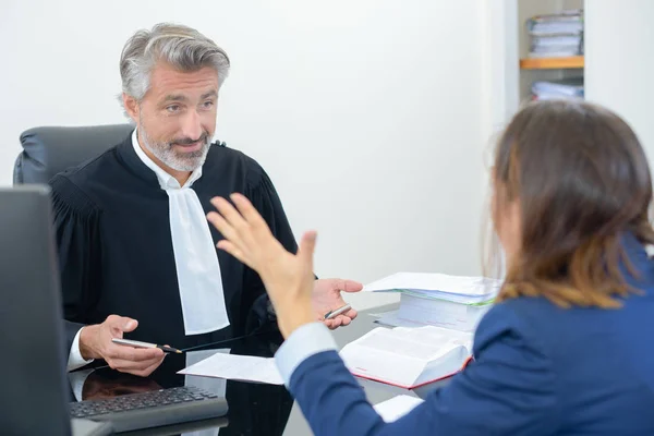 Адвокат в обговоренні з клієнтом — стокове фото
