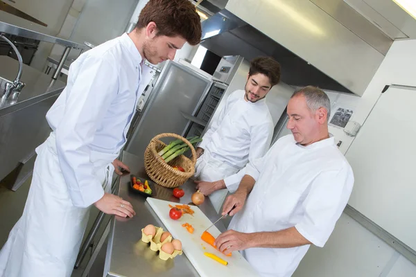 Formazione di giovani chef con esperienza professionale — Foto Stock