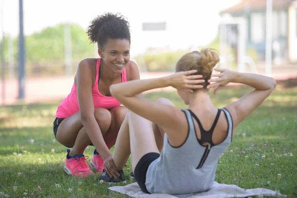 Den abs crunches och hjälp — Stockfoto