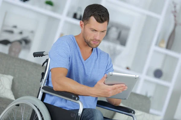 Homme en fauteuil roulant utilisant l'ordinateur dans un bureau créatif — Photo