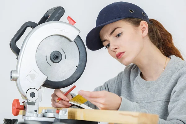 Carpenter čtení výstražný štítek — Stock fotografie