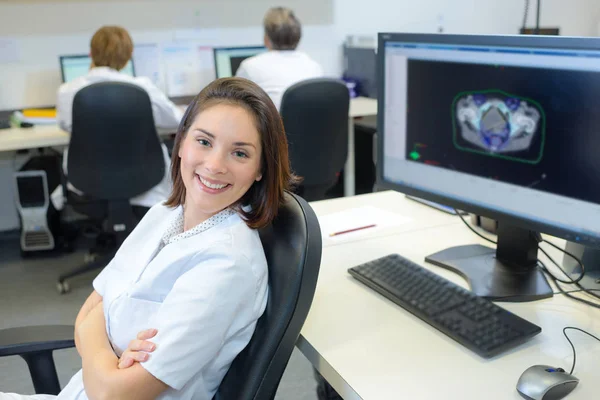 Glücklicher naturwissenschaftlicher Student und glücklich — Stockfoto