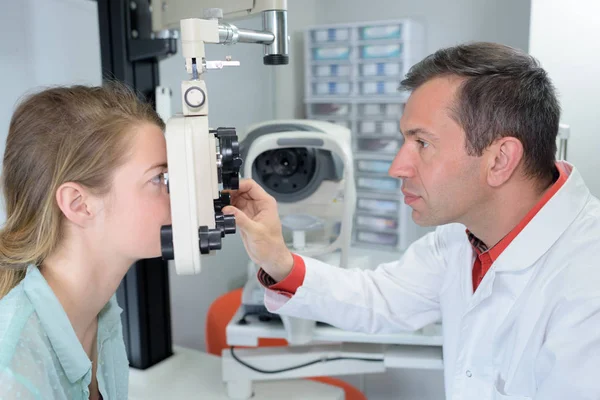 Uitlijnen van apparatuur aan patiënt gezicht van een optometrist — Stockfoto