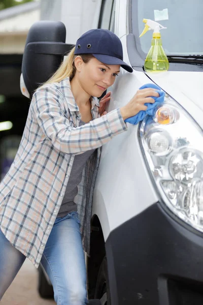 Концепція жінки, що чистить автомобіль з використанням мікрофібри Стокове Фото