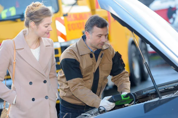 Mechanik na volání rozbité auto — Stock fotografie