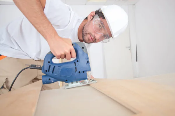 Carpinteiro masculino aplicando mancha de madeira — Fotografia de Stock