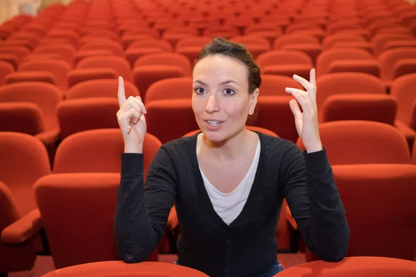 Damen som satt i tom teater — Stockfoto