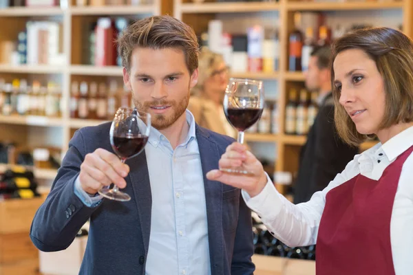 Víno tasing ve vinotéce — Stock fotografie
