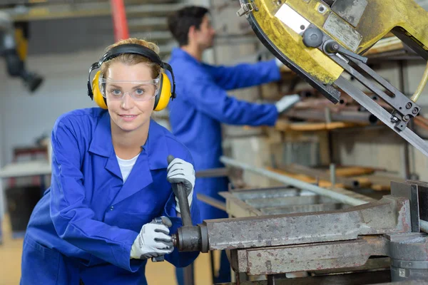 Kobieta z obsługi maszyn w warsztacie metalowe — Zdjęcie stockowe