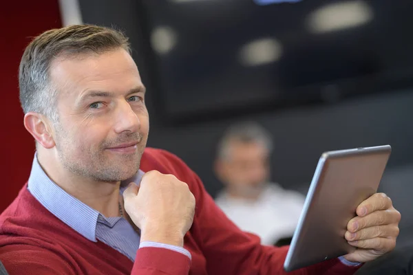 Zralý muž v tabletu — Stock fotografie