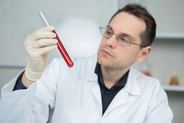 Investigador trabajando en un laboratorio con una pipeta de sangre — Foto de Stock