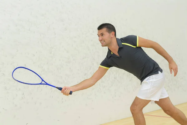 Hombre jugando squash y squash — Foto de Stock