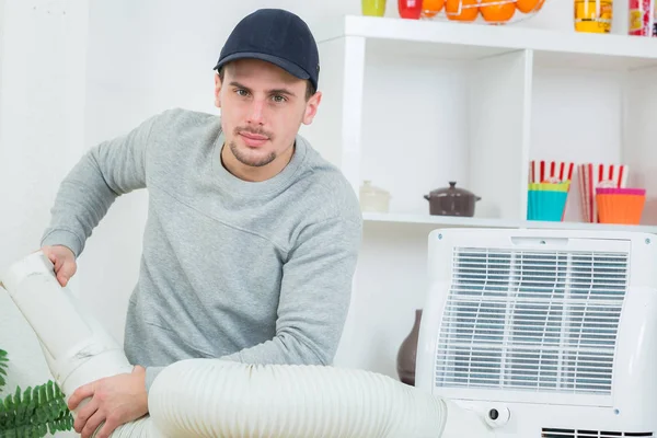 Gutaussehender Techniker installiert Klimaanlage im Gebäude — Stockfoto