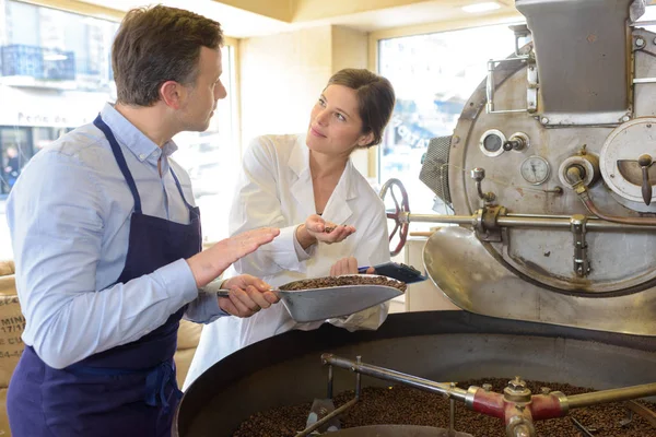 Macchine per la lavorazione del caffè all'interno della fabbrica di caffè — Foto Stock