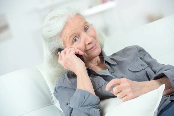 Femme âgée a une conversation heureuse au téléphone — Photo