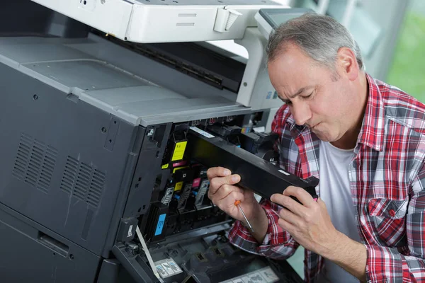 Consertar a impressora e o trabalho — Fotografia de Stock