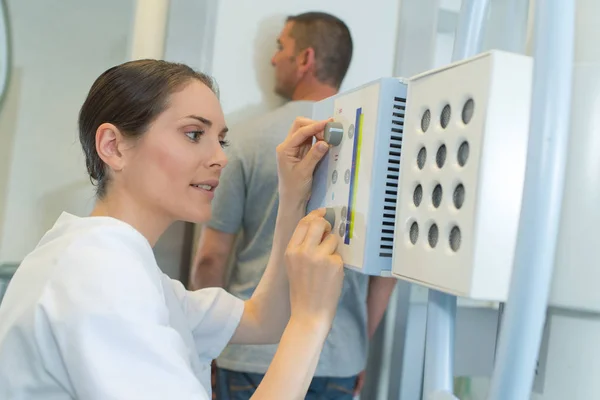 Patiënt die een MRI-scan ondergaat in het ziekenhuis — Stockfoto