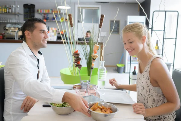 Bir çift restoranda yemek yiyor. — Stok fotoğraf