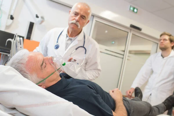 Pacient nosí kyslíkovou masku v nemocnici navštívil lékaři — Stock fotografie