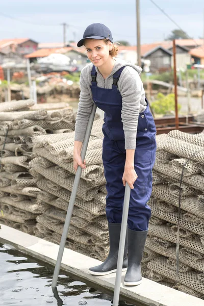 Worker of an aquaculture industry — Stock Photo, Image