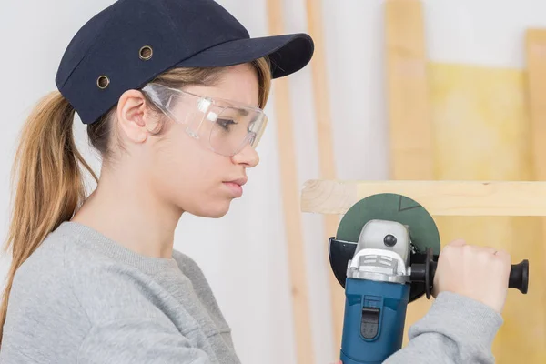 Vrouwelijke timmerman en vrouwen — Stockfoto