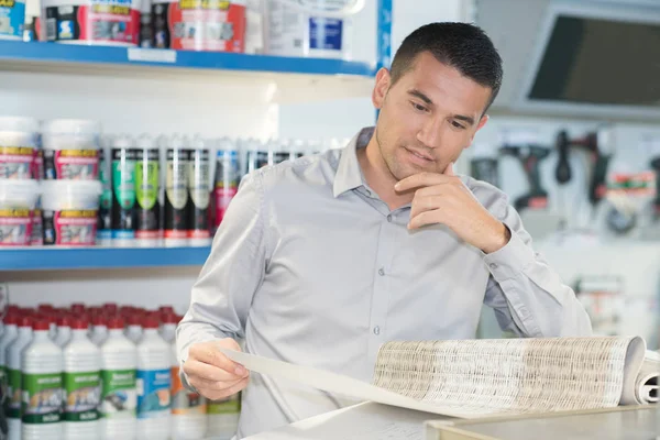 Uomo nel negozio — Foto Stock