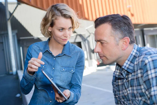 Vérifier une tablette en dehors de l'usine — Photo