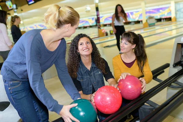 Girls going bowling and girls — Stock Photo, Image