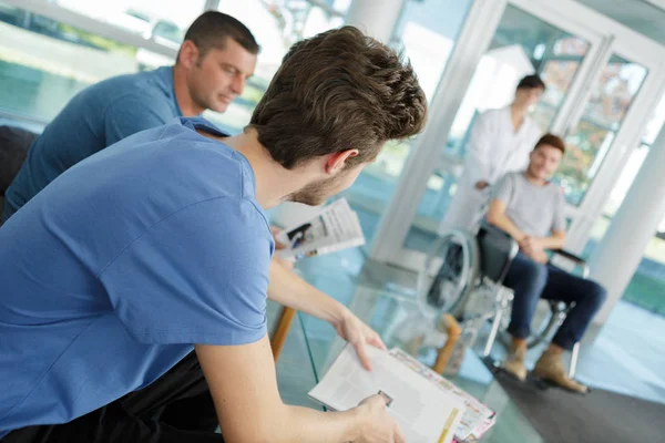 Personer på ett väntrum på ett sjukhus — Stockfoto