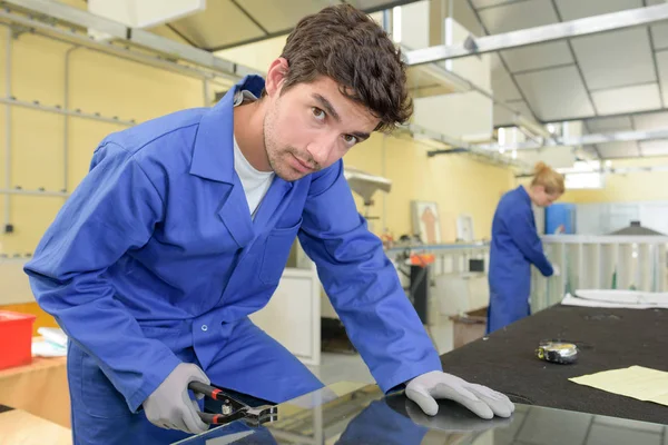 Giovani metallurgisti al lavoro nel laboratorio scolastico — Foto Stock