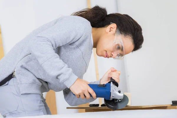 Trabajador usando amoladora y trabajador —  Fotos de Stock