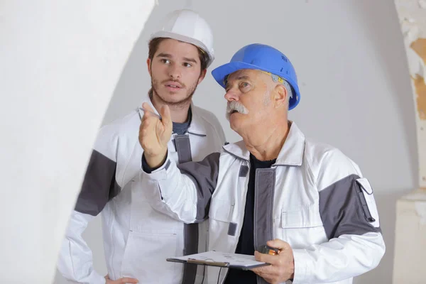 Construtor gerente dando instruções — Fotografia de Stock