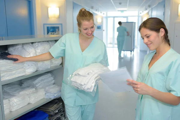 Infermiere che parlano nel corridoio dell'ospedale — Foto Stock