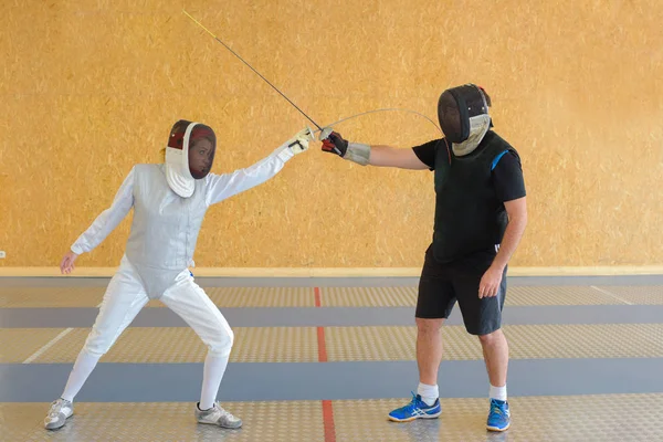 The fencing coach and fencing — Stock Photo, Image