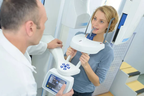 Lady har dental xray — Stockfoto