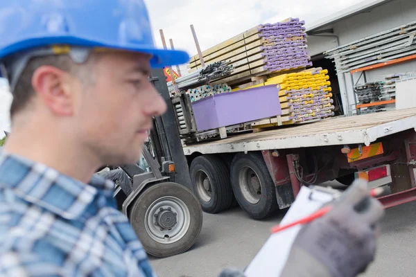 Trabajador que comprueba el registro — Foto de Stock