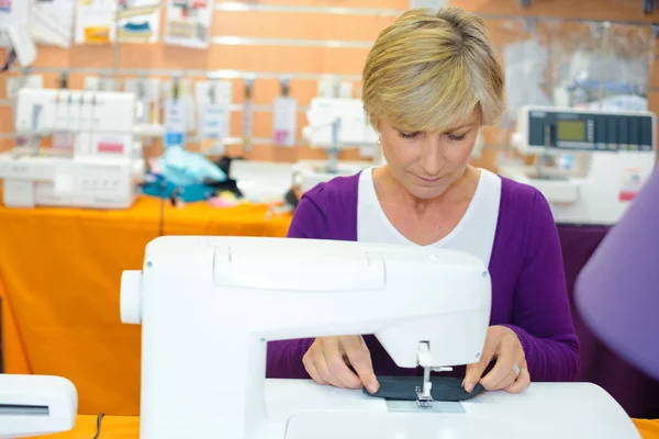 Mujer trabajando con una máquina de coser —  Fotos de Stock