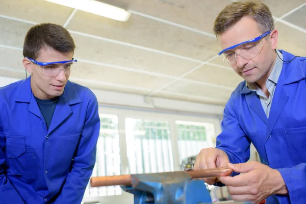 En el taller y el hombre — Foto de Stock