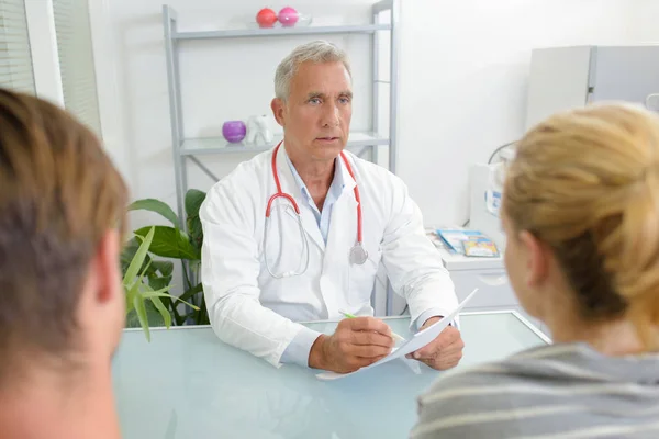 Doctor's report to patient — Stock Photo, Image